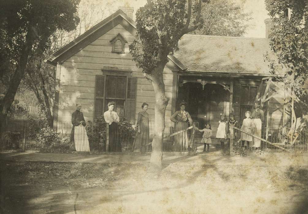 Portraits - Group, Iowa History, Iowa, Families, Martin, Carol, house, Moravia, IA, Children, history of Iowa