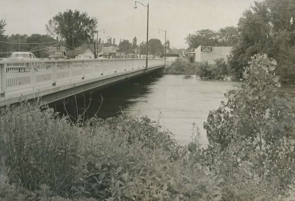 street light, bridge, car, Iowa History, Lakes, Rivers, and Streams, Motorized Vehicles, Iowa, Floods, McMurray, Doug, Webster City, IA, river, history of Iowa