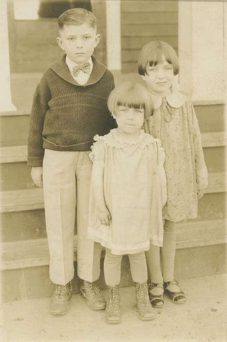 Portraits - Group, Iowa, Children, hairstyle, sibling, Lemberger, LeAnn, Ottumwa, IA, history of Iowa, Iowa History