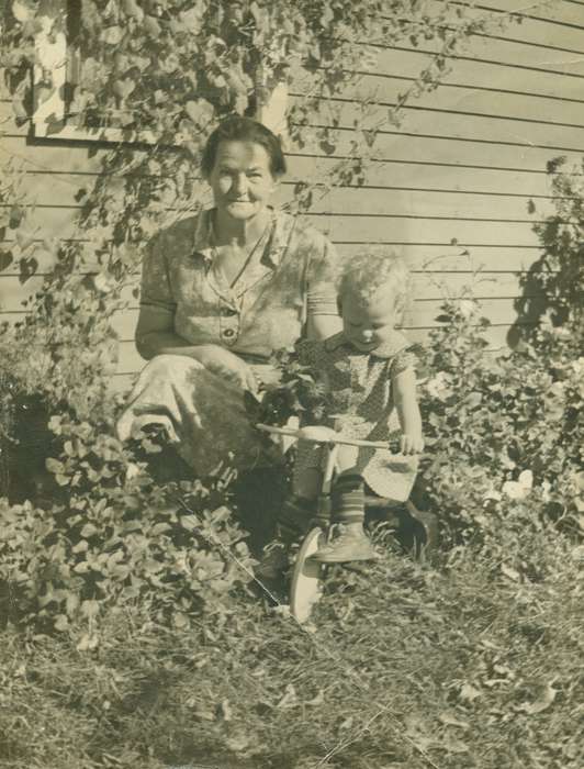 Portraits - Group, Lehigh, IA, history of Iowa, Iowa History, Iowa, tricycle, Children, Salyer, Glenda
