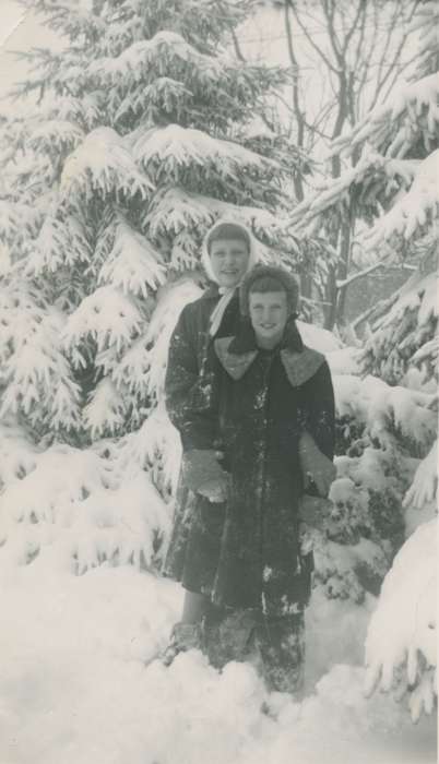 Portraits - Group, history of Iowa, Iowa History, Families, Winter, Berg-Carpenter, Pauline, Holidays, Iowa, snow, Children, Des Moines, IA