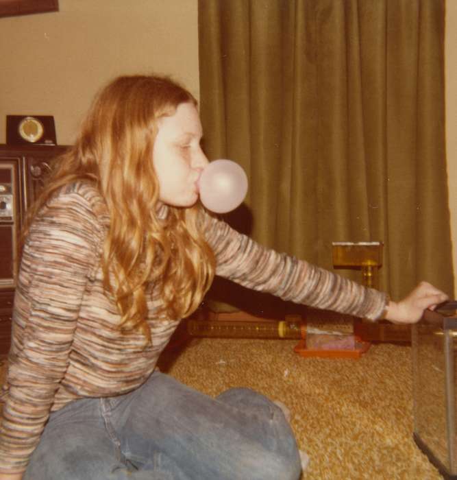history of Iowa, Iowa History, IA, bubble gum, clock, Scholtec, Emily, Iowa, living room, Homes, curtain, Children, Leisure