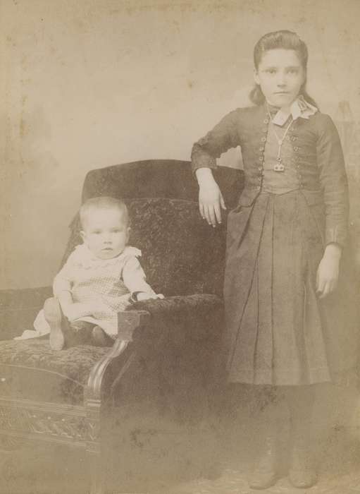 Children, girl, history of Iowa, Portraits - Group, necklace, Nora Springs, IA, ribbon, Iowa, child, siblings, cabinet photo, Olsson, Ann and Jons, Iowa History, baby