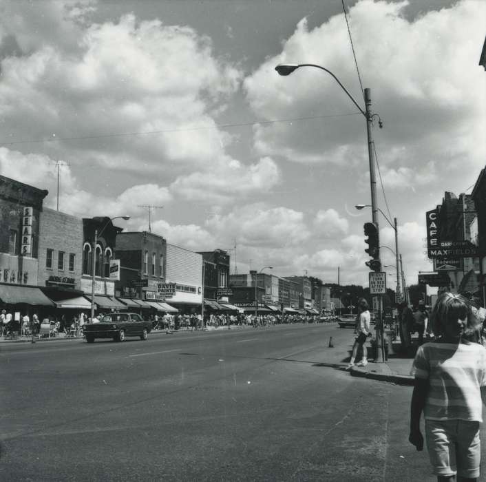 event, crowds, street, history of Iowa, storefront, Main Streets & Town Squares, Iowa, traffic light, main street, Waverly Public Library, Iowa History