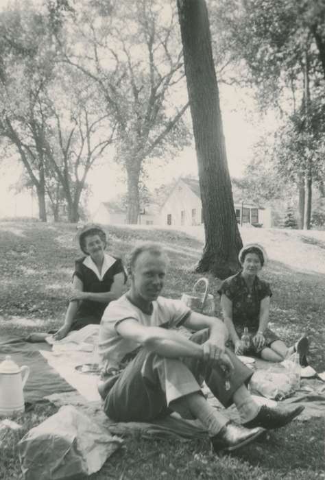 Portraits - Group, Iowa History, Iowa, Des Moines, IA, history of Iowa, picnic, Leisure, Berg-Carpenter, Pauline, Food and Meals