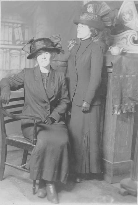 Portraits - Group, history of Iowa, women, Iowa History, Becker, Alfred, Iowa, Davenport, IA, hat