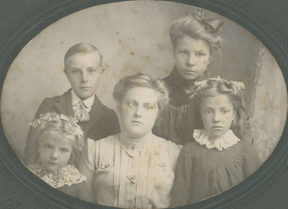 Portraits - Group, kids, history of Iowa, Iowa History, Families, woman, hair, Eldon, IA, lace collar, hair bow, Spilman, Jessie Cudworth, Iowa, eyes, Children