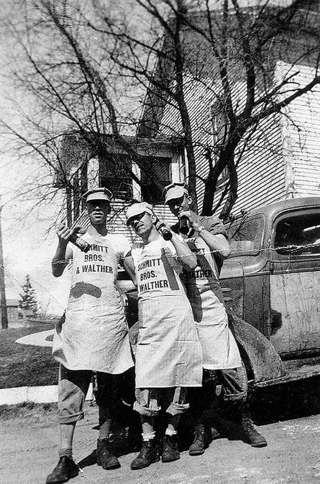 Portraits - Group, Dubuque, IA, history of Iowa, Iowa History, Gilbertson, Becky, Iowa, Food and Meals, beer, Labor and Occupations