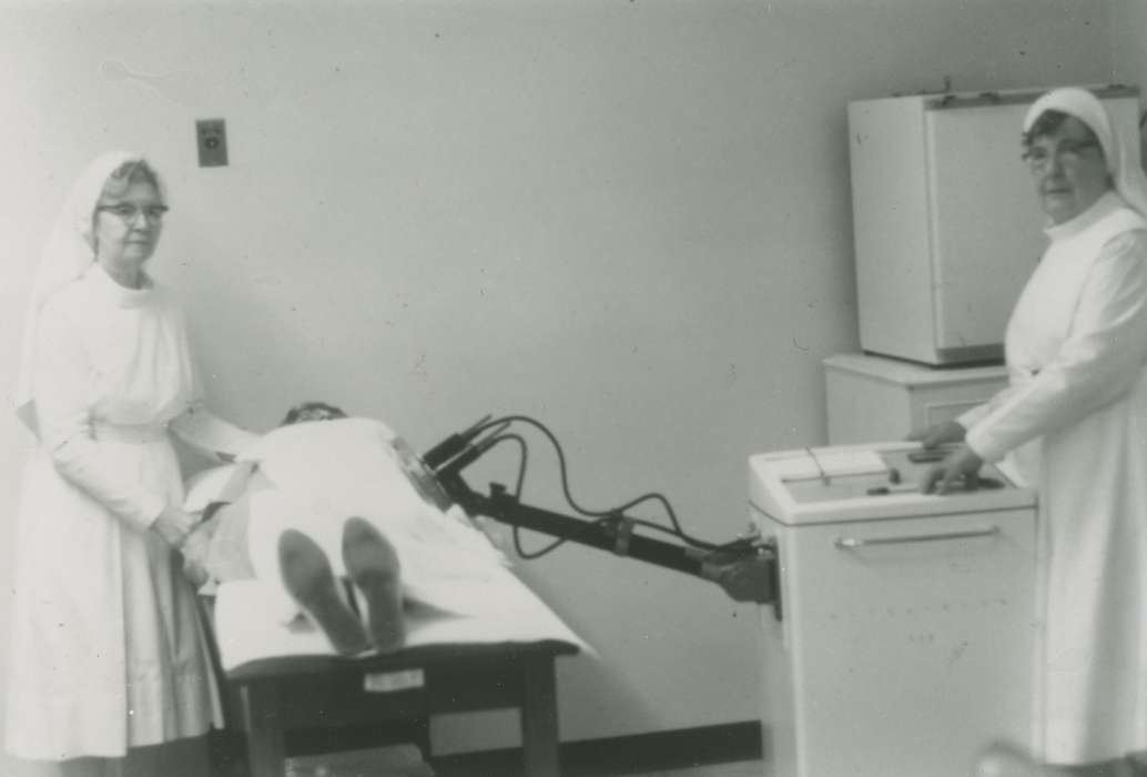 Hospitals, patient, Iowa History, Iowa, history of Iowa, Portraits - Group, medical center, procedure, Anamosa, IA, Labor and Occupations, Hatcher, Cecilia