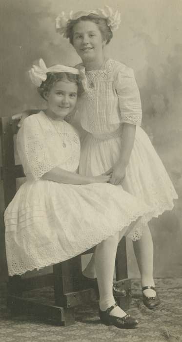 Portraits - Group, Iowa, Moore, Merlin, Traer, IA, sisters, Children, history of Iowa, Iowa History