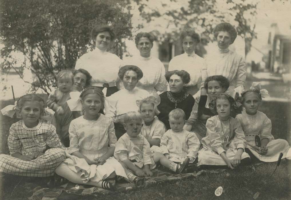 Portraits - Group, history of Iowa, women, Iowa History, Cook, Mavis, Families, Charles City, IA, Iowa, hairstyle, Children