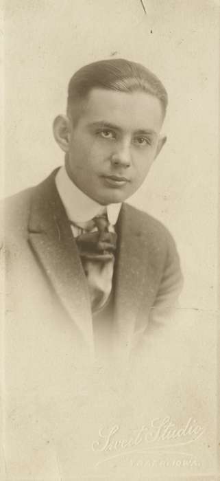 Traer, IA, Portraits - Individual, Moore, Merlin, Iowa History, Iowa, history of Iowa, hairstyle