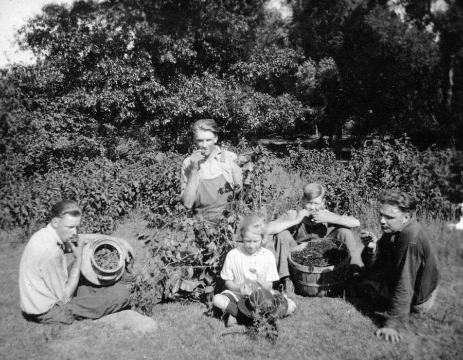 Portraits - Group, history of Iowa, Iowa History, grape, Pettersen, Hugh, Iowa, Farms, Food and Meals, Leisure, Tippecanoe, IA