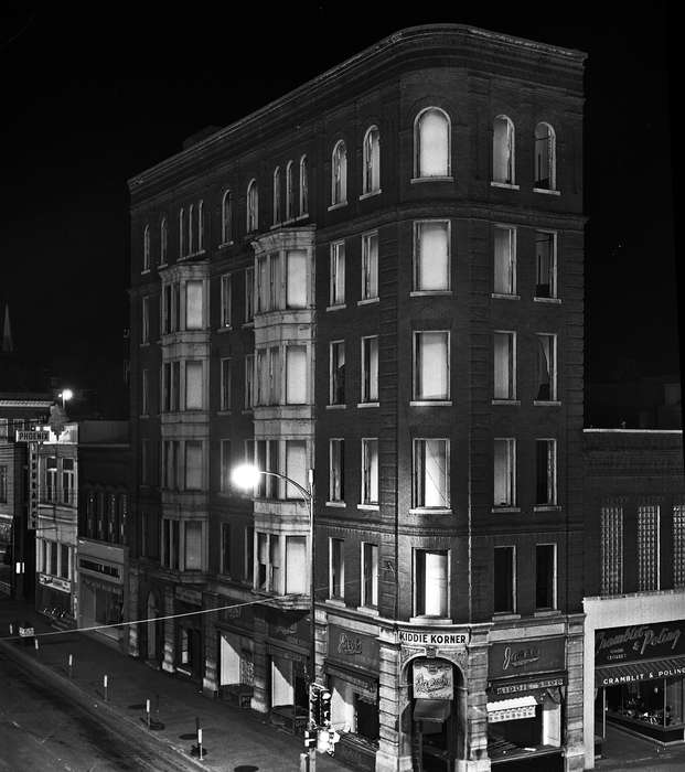 history of Iowa, Iowa History, Ottumwa, IA, Lemberger, LeAnn, Businesses and Factories, store, building, street light, apartment, Iowa, Cities and Towns