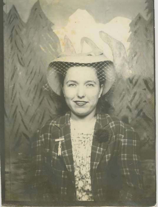 Iowa, woman, hat, Portraits - Individual, Lemberger, LeAnn, Ottumwa, IA, history of Iowa, Iowa History