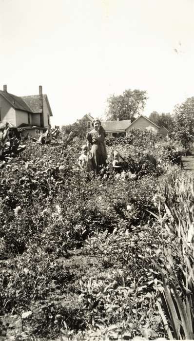 Portraits - Group, Iowa, Leisure, Hawkeye, IA, Gary, Stacy A., garden, history of Iowa, Iowa History