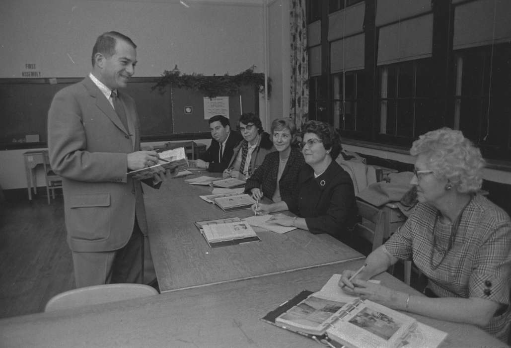 Portraits - Group, desk, Iowa History, Iowa, Schools and Education, Lemberger, LeAnn, classroom, Ottumwa, IA, teacher, class, history of Iowa