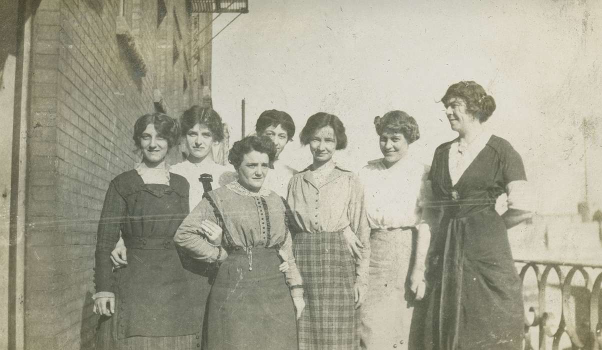 LeQuatte, Sue, Cities and Towns, Iowa History, Leisure, Iowa, history of Iowa, hairstyle, friends, Portraits - Group, IA