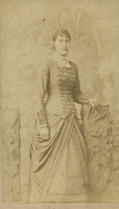 brooch, collared dresses, Cedar Falls, IA, carte de visite, history of Iowa, Iowa History, woman, lace collar, necklace, Iowa, Olsson, Ann and Jons, curls, Portraits - Individual
