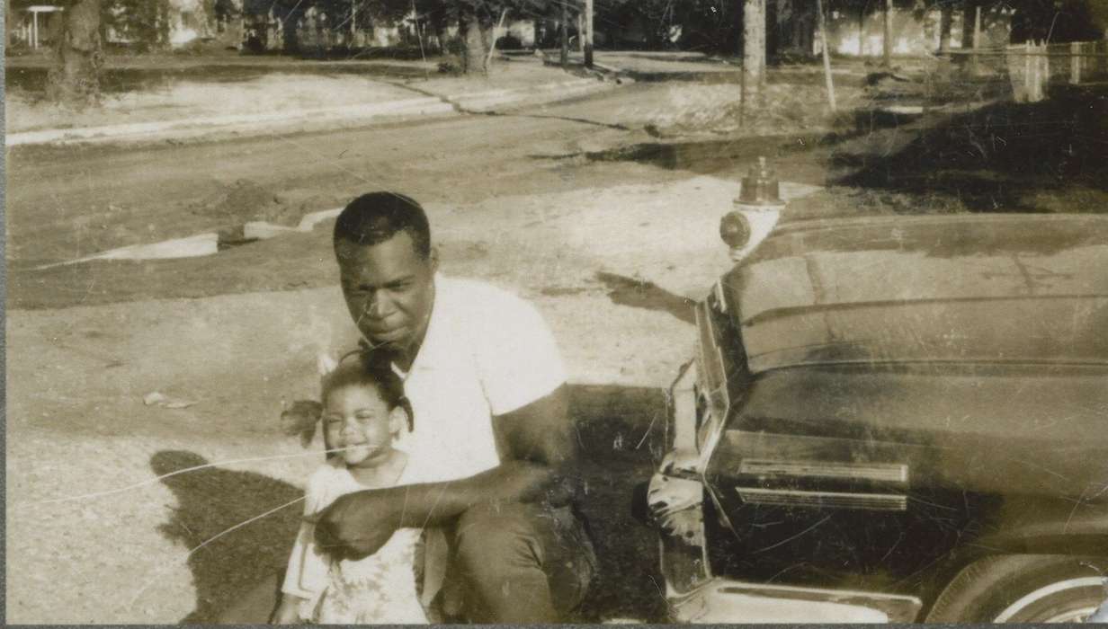 Iowa, Barrett, Sarah, Waterloo, IA, Families, Children, african american, car, People of Color, history of Iowa, Motorized Vehicles, Iowa History