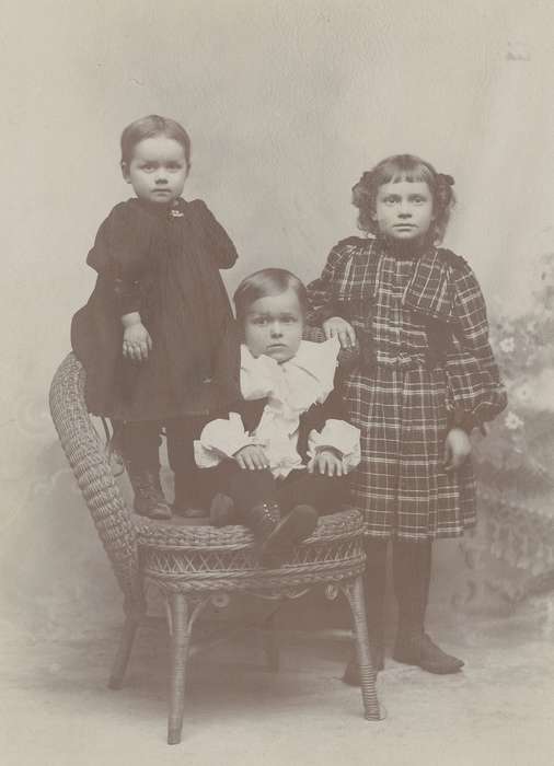 Portraits - Group, brother, history of Iowa, painted backdrop, Iowa History, sisters, Olsson, Ann and Jons, child, Council Bluffs, IA, siblings, cabinet photo, Iowa, wicker chair, Children, little lord fauntleroy suit