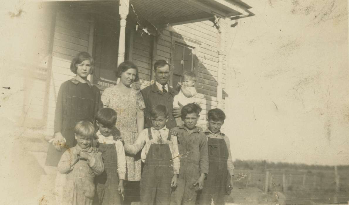 Portraits - Group, Glaser, Joseph, history of Iowa, Iowa History, Ionia, IA, Families, tie, Iowa, Children, Farms, dress, overalls