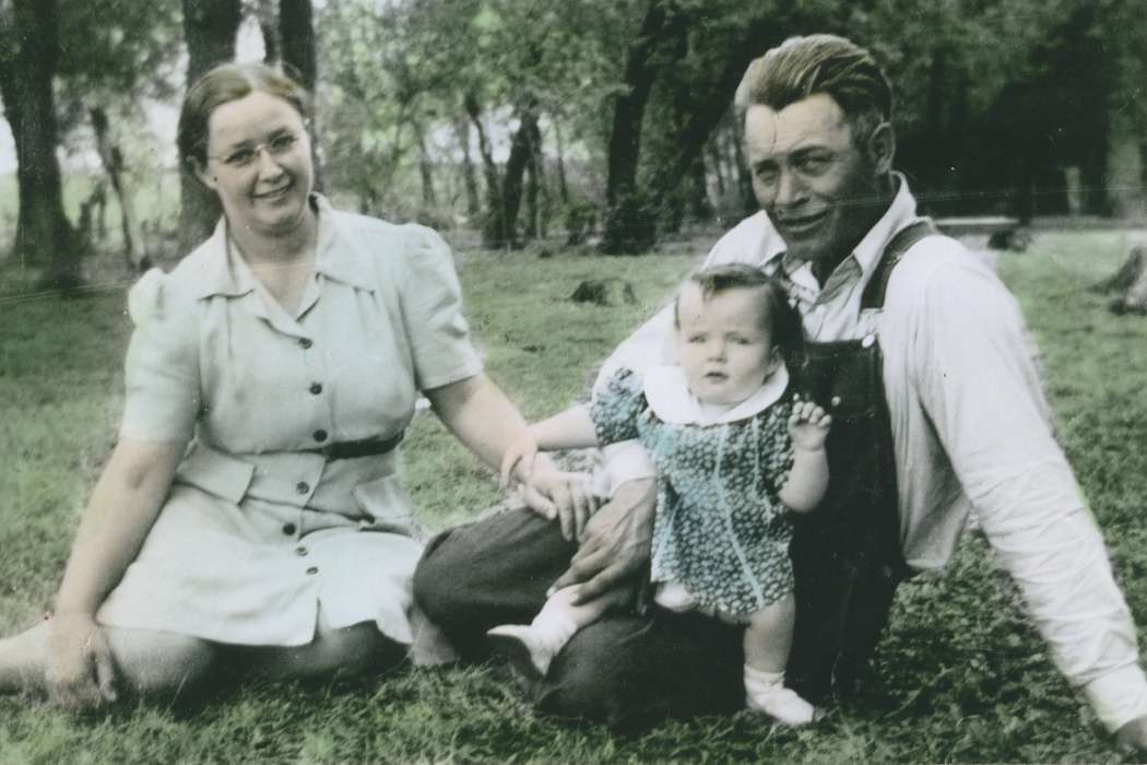 Portraits - Group, history of Iowa, Iowa History, Families, mother, Phillips, Kim, Iowa, Children, Remsen, IA, father, baby