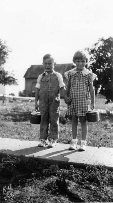 Portraits - Group, holding hands, history of Iowa, Iowa History, lunchbox, IA, Fouche, Shirley, Iowa, Schools and Education, Children
