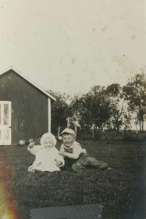 Portraits - Group, baby, Harder, Connie, Iowa, Families, Children, Barns, history of Iowa, Sumner, IA, Iowa History