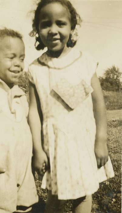 Portraits - Group, brother, holding hands, sister, Iowa, Marshalltown, IA, Children, hand holding, african american, Robinson, Claudia, People of Color, sibling, history of Iowa, Iowa History