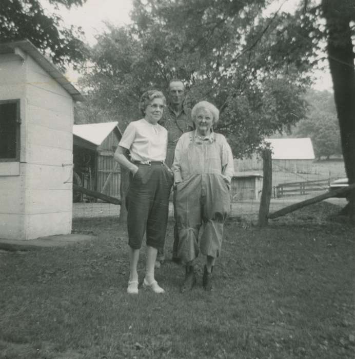 Portraits - Group, history of Iowa, Iowa History, Ottumwa, IA, barn, Barns, Iowa, Lemberger, LeAnn, Farms