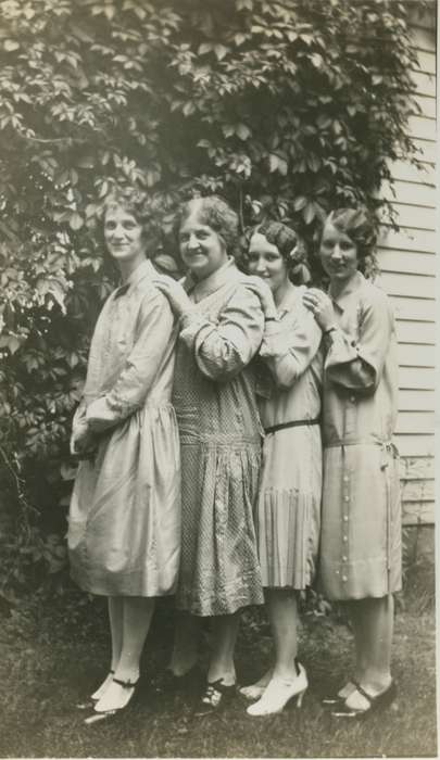 Portraits - Group, sister, Iowa, Canton, IA, Families, Smith, Elverda, grandmother, niece, history of Iowa, Iowa History