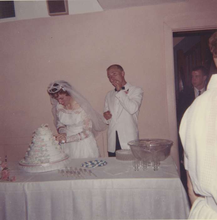 cake, Iowa History, history of Iowa, Brechwald, Linda, bride, Alta, IA, Iowa, Weddings