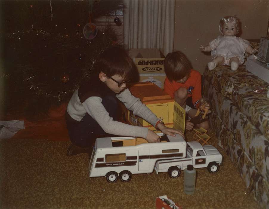 christmas, history of Iowa, Iowa History, christmas tree, Merck, Linda, toy, Holidays, Iowa, Cedar Rapids, IA, Children