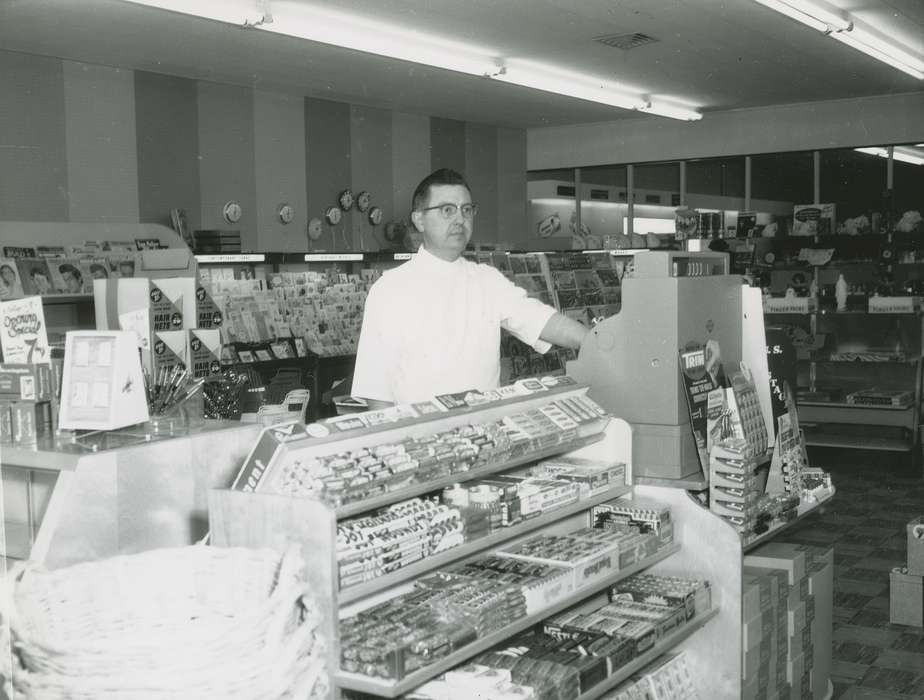 history of Iowa, Iowa History, IA, Businesses and Factories, candy, Iowa, correct date needed, Food and Meals, Waverly Public Library, Labor and Occupations