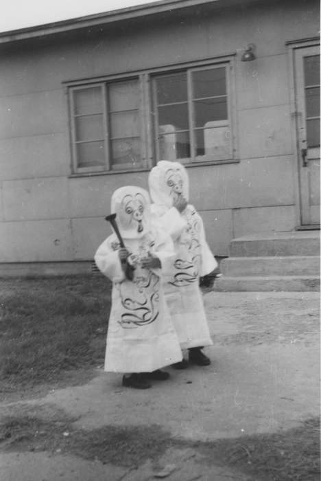 Portraits - Group, Iowa, Phipps, Kristi, mask, Children, masks, Blencoe, IA, halloween, history of Iowa, Holidays, pigs, Iowa History