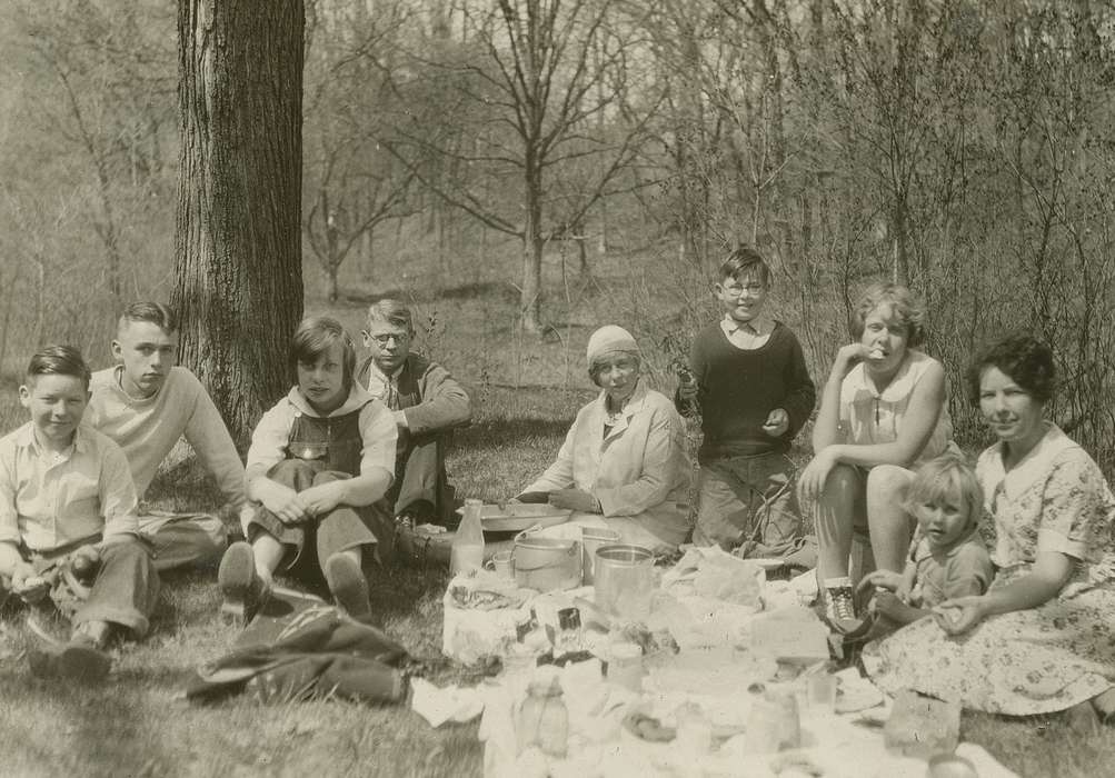 Portraits - Group, Food and Meals, Iowa, Webster City, IA, McMurray, Doug, Children, history of Iowa, picnic, Iowa History