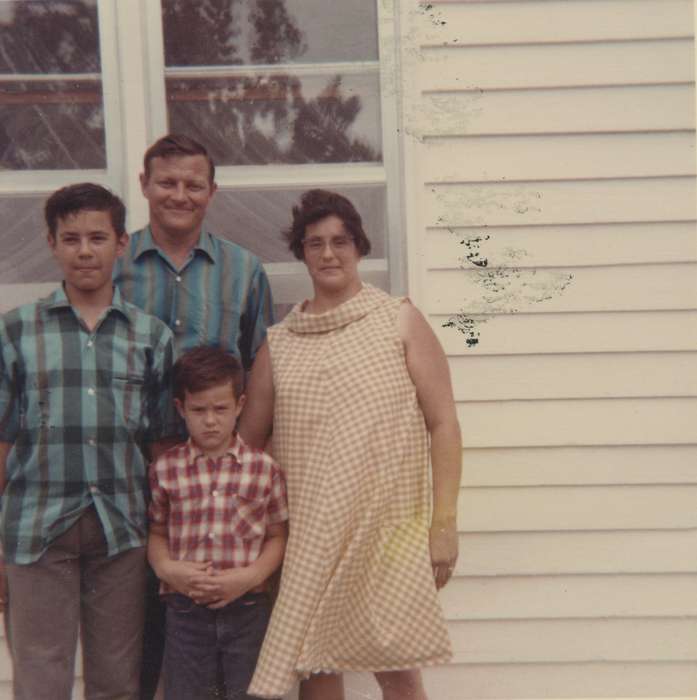 Portraits - Group, Albia, IA, history of Iowa, Iowa History, plaid shirt, homemade, Iowa, family, Lennie, Daniel