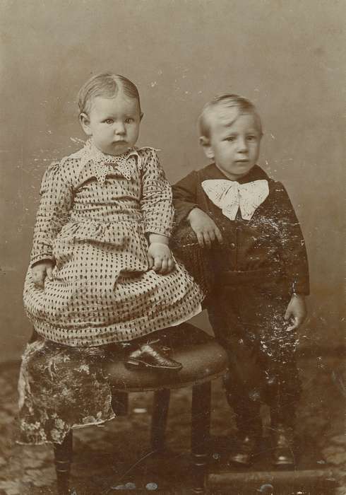 Portraits - Group, boy, brother, sister, Iowa, children, Children, Olsson, Ann and Jons, history of Iowa, knickers, family, Anamosa, IA, girl, bow tie, cabinet photo, Iowa History