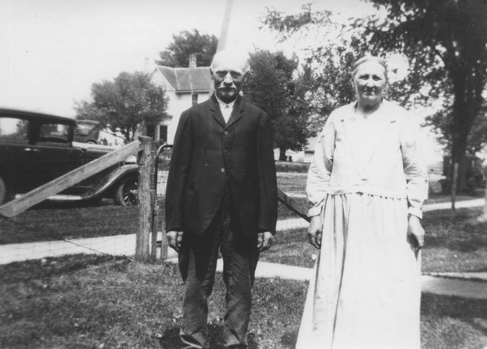 Portraits - Group, history of Iowa, Iowa History, Families, Edmund, Sharon, couple, car, Washington, IA, Iowa