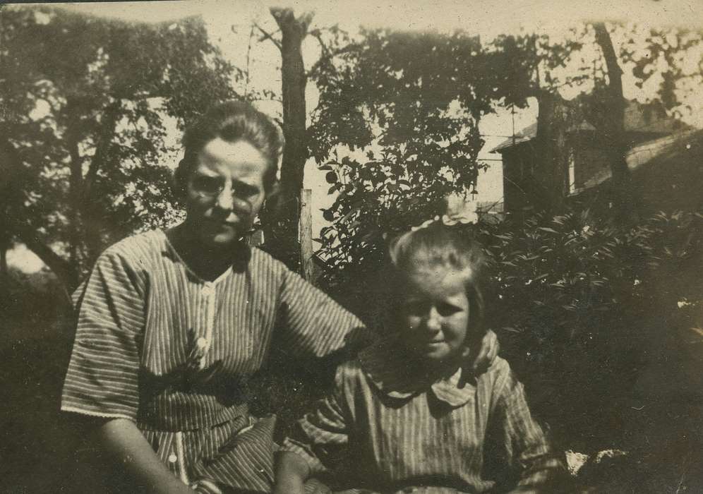 Neessen, Ben, Iowa History, dress, glasses, Children, stripes, Iowa, history of Iowa, Portraits - Group, Families, IA