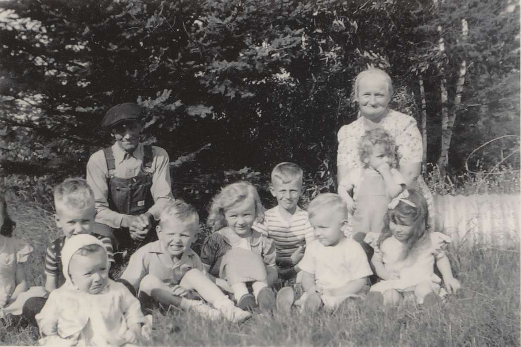 Portraits - Group, history of Iowa, Iowa History, IA, Families, grandma, Iowa, Avis, Linda, Children, toddler, baby