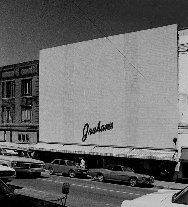 Main Streets & Town Squares, history of Iowa, Iowa History, Ottumwa, IA, Lemberger, LeAnn, Motorized Vehicles, Businesses and Factories, store, Iowa, Cities and Towns, department store