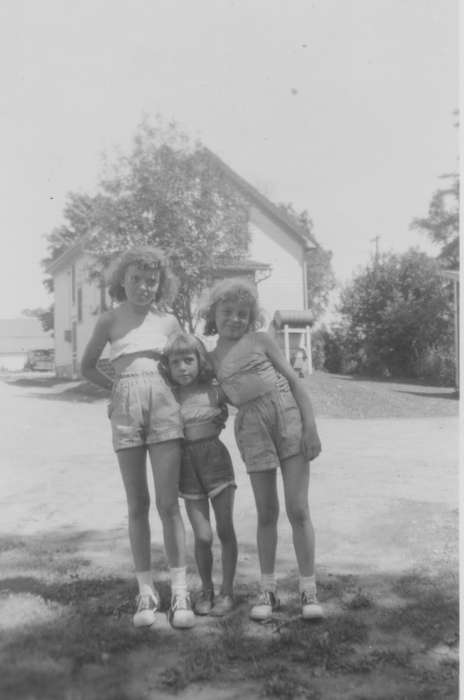 sisters, Leisure, Iowa History, Iowa, Ollendieck, Dalene, Families, Cresco, IA, Children, history of Iowa