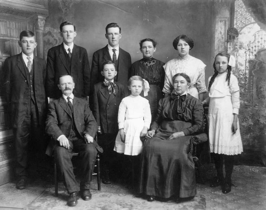 Portraits - Group, Shaw, Marilyn, Iowa, Cedar Falls, IA, history of Iowa, Families, Iowa History