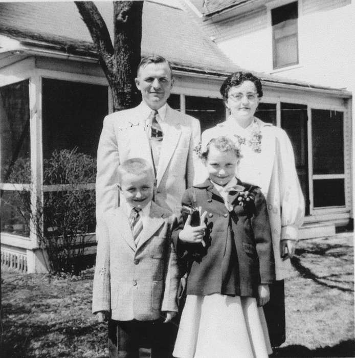 Portraits - Group, Travel, history of Iowa, Iowa History, Families, mother, dress clothes, Onsted, MI, Laupp, Mary Jo, Iowa, father, brother, sister