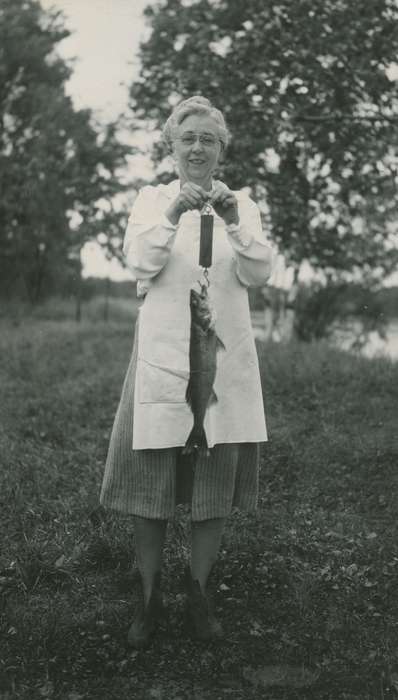 Travel, history of Iowa, Iowa History, fish, Iowa, Outdoor Recreation, Inquadona Lake, MN, McMurray, Doug, scale, Portraits - Individual