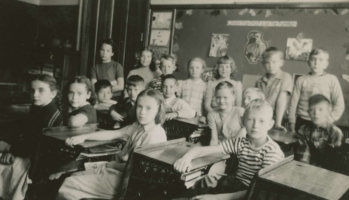 Portraits - Group, desk, Iowa History, Iowa, Schools and Education, Hampton, IA, classroom, Children, Beach, Rosemary, history of Iowa