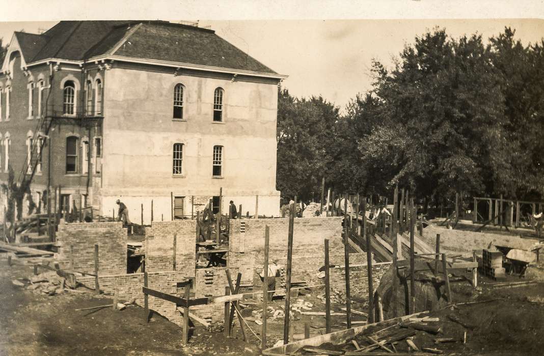 history of Iowa, Iowa History, Anamosa Library & Learning Center, Iowa, Cities and Towns, Anamosa, IA, construction, construction crew