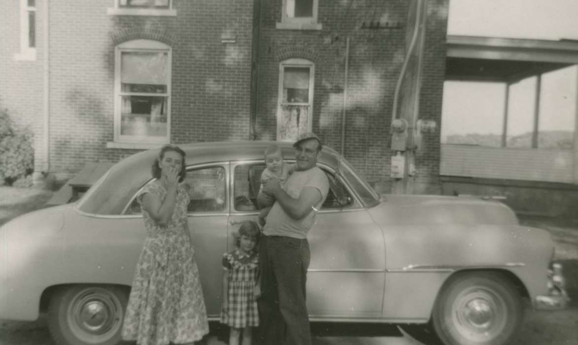 Portraits - Group, history of Iowa, Iowa History, Families, Motorized Vehicles, car, Iowa, Cedar Rapids, IA, Vislisel, Dorothy, Children
